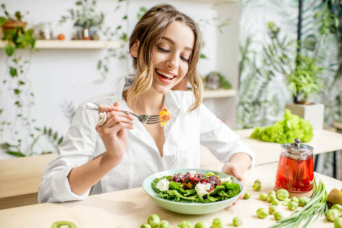 Ragazza sorridente e cibi sani