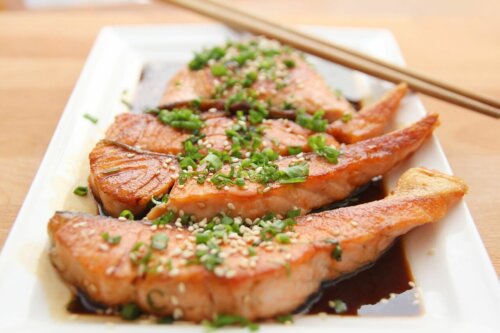 Salmone con prezzemolo e aglio