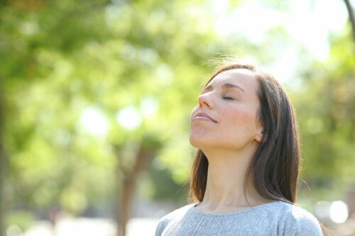 Ragazza che si immerge nel silenzio