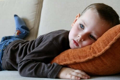 Bambino sdraiato che guarda la televisione