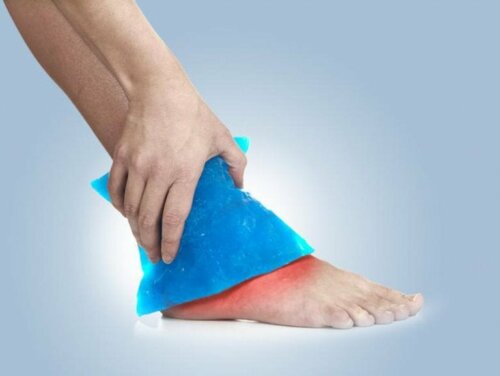 Applicazione del ghiaccio su una caviglia slogata