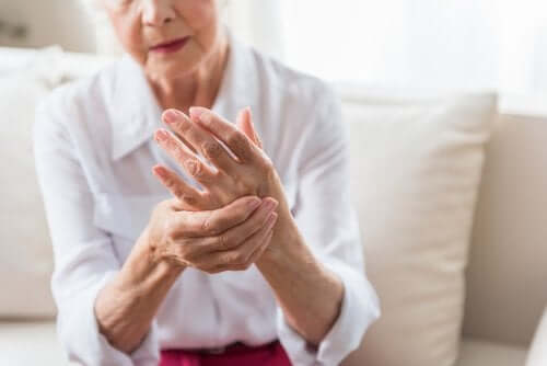 Donna anziana con artrite psoriasica alle mani