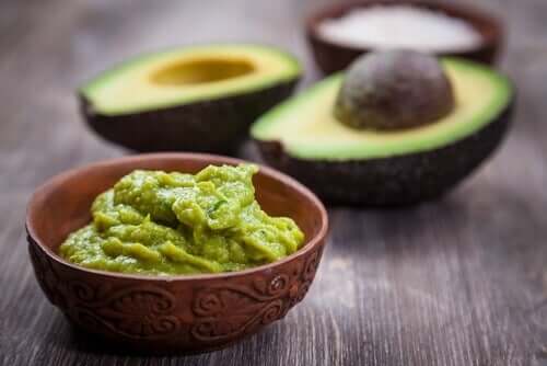 salsa cremosa di avocado e frutti di avocado