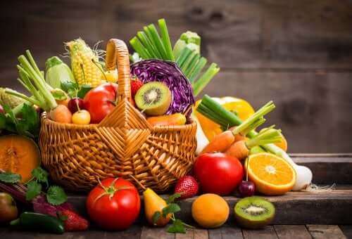 Cesta di frutta e verdura per proteggere lo ambiente