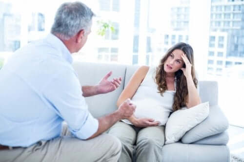 Donna incinta che parla con un uomo