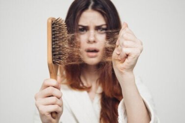 Capelli in autunno: perché cadono di più?