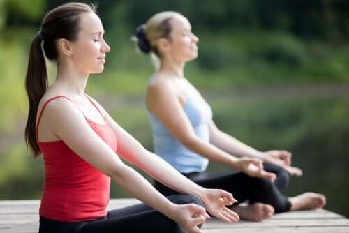 Lo yoga è tra le attività alla aria aperta in autunno.
