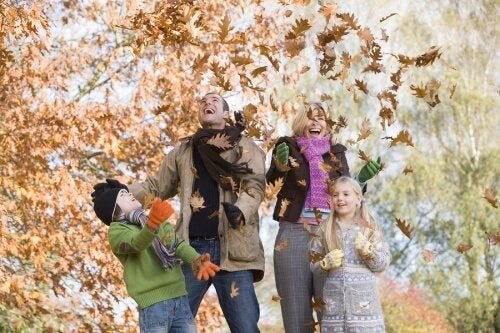 Attività alla aria aperta in autunno per tutta la famiglia.