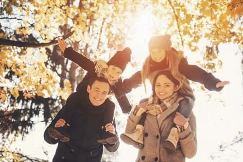 Attività all'aria aperta in autunno e famiglia al parco.