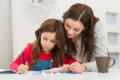 Mamma e figlia che fanno i compiti insieme per ridurre la ansia dei bambini