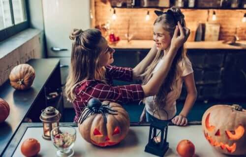 Madre aiuta la figlia a travestirsi per Halloween.