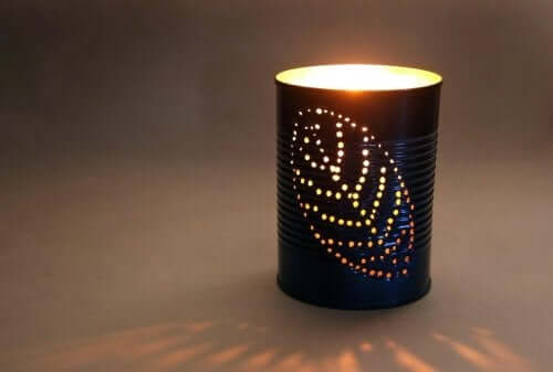 Riciclando i barattoli di latta è possibile realizzare lanterne per gli esterni