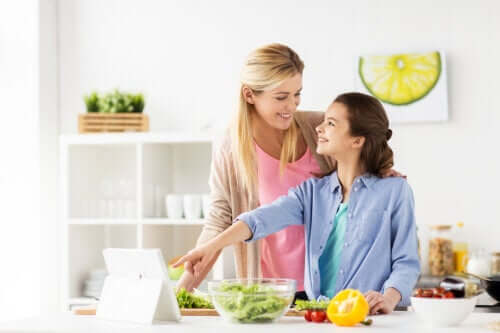 Mamma e figlia che preparano una ricetta vegana