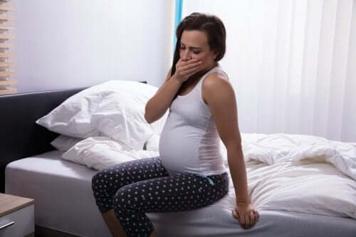 Donna con nausea da gravidanza