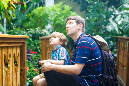 Padre e figlio in un museo