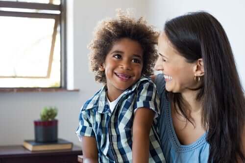 Mamma e figlio che ridono per ridurre la ansia nei bambini