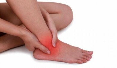 Caviglia slogata: rimedi naturali per calmare il dolore