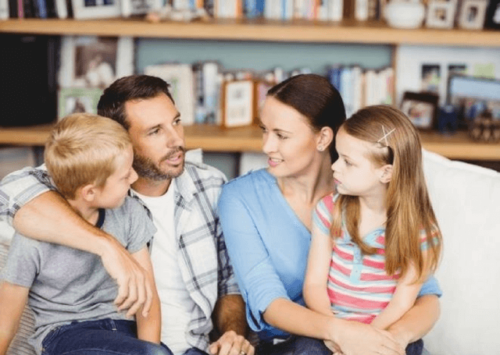 Genitori che cercano di incentivare lo interesse per i musei nei bambini