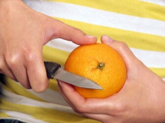 Mangiare la buccia della frutta o toglierla?