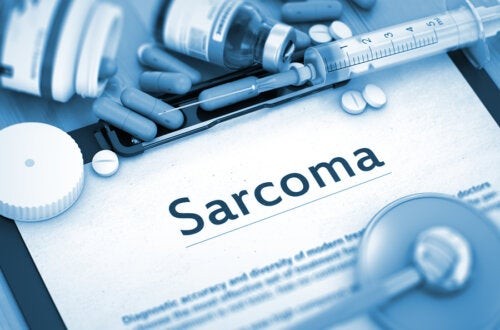 Scritta sarcoma, siringa e farmaci