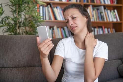 Sindrome del Text Neck: dolore cervicale da smartphone