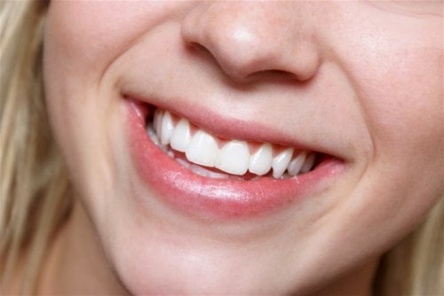 Ragazza che sorride con i denti bianchi