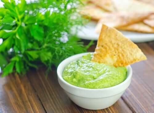 Tazza con guacamole e nachos