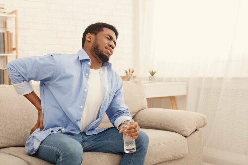 Uomo con dolore ai reni