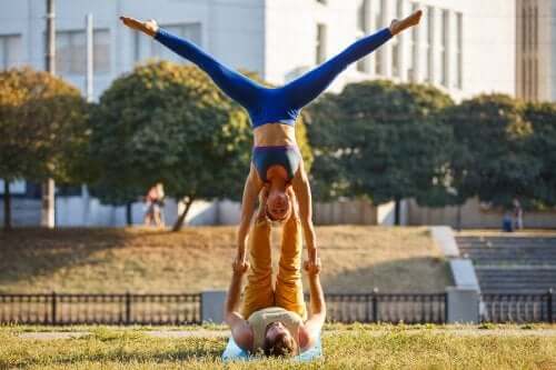 Coppia che fa acro yoga