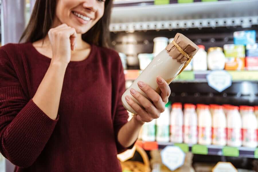 Donna che non sa come scegliere uno yogurt sano