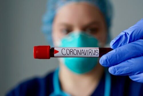 Medico con provetta di sangue per analisi Coronavirus