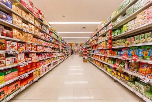 Corsia del supermercato vuota