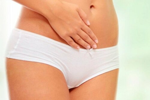 Donna che soffre di alterazioni delle perdite vaginali