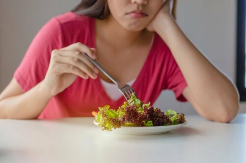 Ragazza che non vuole mangiare l'insalata