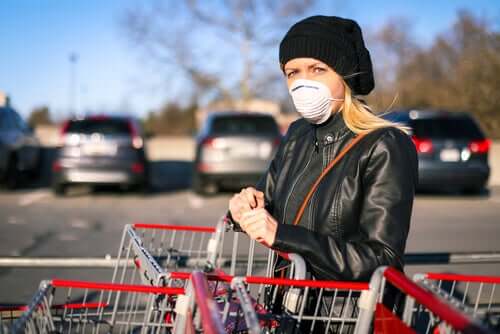 Donna che indossa la mascherina per evitare il contagio da Coronavirus durante la spesa