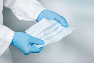 Come indossare e togliere i guanti protettivi