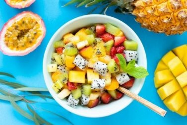 Insalate con frutta ed erbe aromatiche