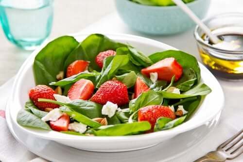 insalate con frutta ed erbe aromatiche, spinaci e fragole