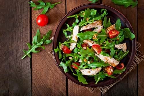 Insalata con pollo e rucola