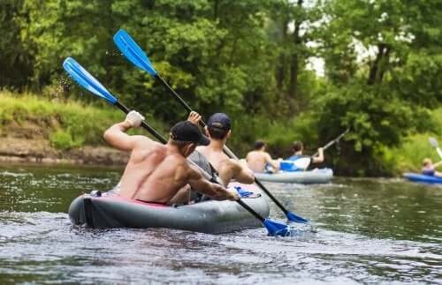 Uomini in kayak