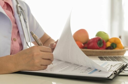 Nutrizionista che prescrive una dieta