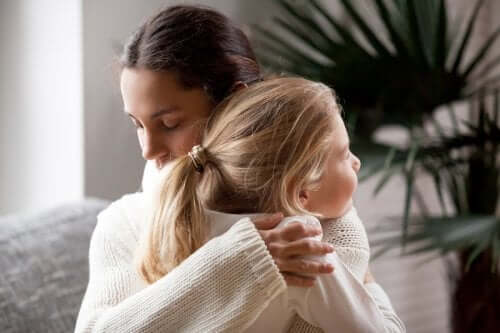 Madre abbraccia la figlia che non vuole cambiare scuola