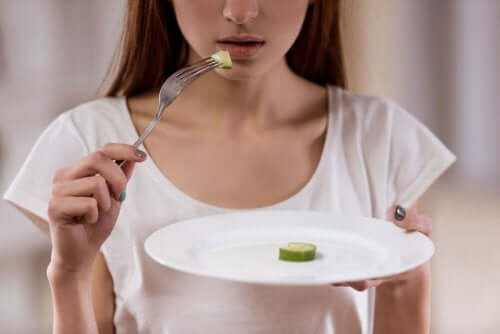 Ragazza che segue una dieta rigida