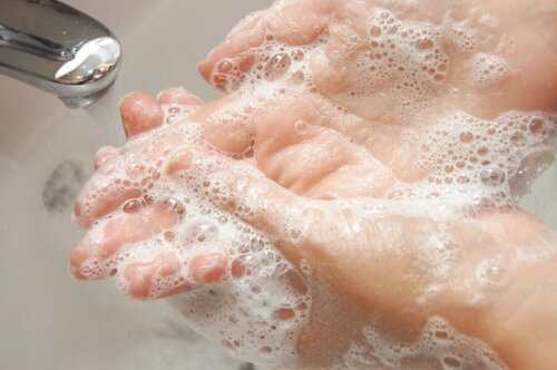 Mani coperte di sapone