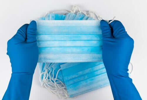 Mascherine chirurgiche e guanti