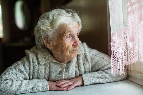 Donna anziana sola