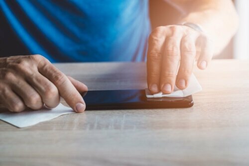 Pulire il cellulare con la salvietta disinfettante