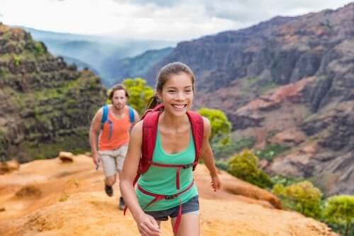 Coppia che fa trekking