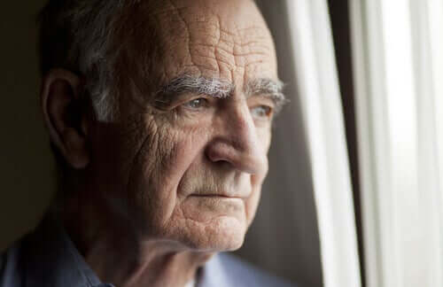 Uomo anziano alla finestra