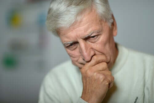 Anziani e coronavirus, uomo anziano preoccupato